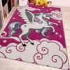 Paco Home Tappeto Per Cameretta Il Piccolo Unicorno Alato Nei Colori Fuchsia Bianco Turchese 80x150 Cm 1 Paco Home Tappeto Per Cameretta Il Piccolo Unicorno Alato Nei Colori Fuchsia Bianco Turchese 80x150 Cm -Armonia Decor 64011263 1